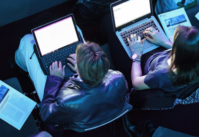 Deux personnes travaillent sur leur ordinateur portable
