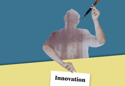 Une personne tient en l'air un panneau où il est écrit « innovation » et un stylo plume