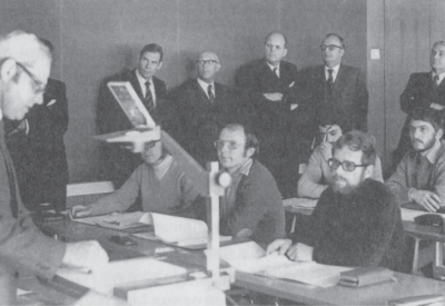 Le 8 février 1974, le conseiller fédéral Ernst Brugger (au fond à droite) assista à l’enseignement de Konrad Weber. Le directeur de l’ISPFP, Werner Lustenberger (5ᵉ à droite), fut également présent.