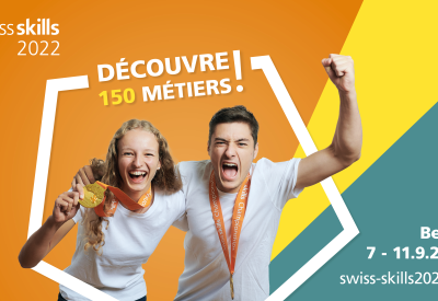 La photo montre le visuel de SwissSkills 2022, deux jeunes sont heureux de leur médaille aux Championnats SwissSkills.