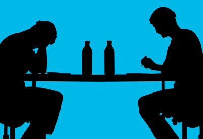 Deux personnes à une table