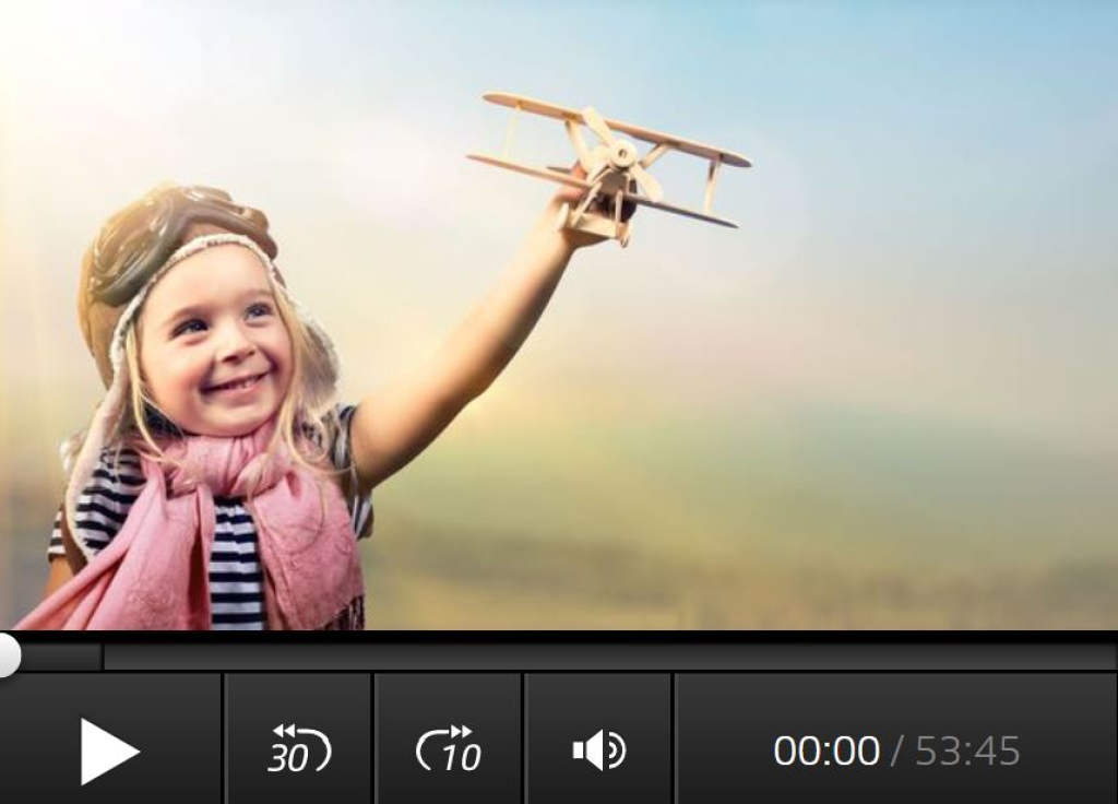 Petite fille avec avion dans sa main
