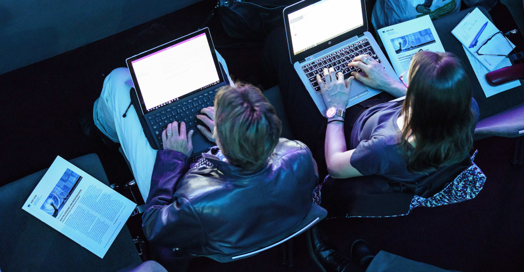 Deux personnes travaillent sur leur ordinateur portable