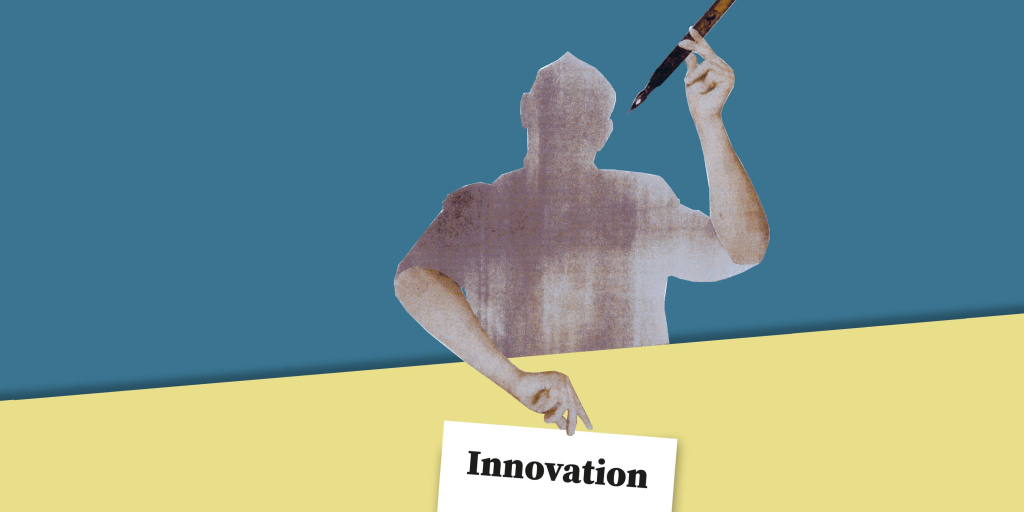 Une personne tient en l'air un panneau où il est écrit « innovation » et un stylo plume