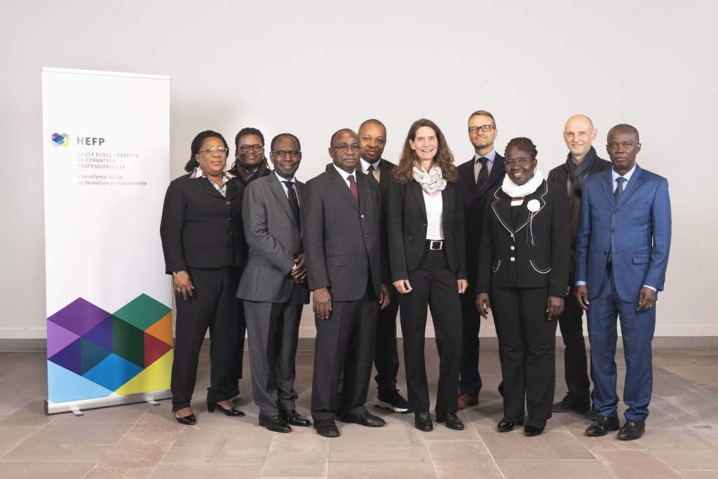 Hommes et femmes sur la photo de groupe de la délégation ministérielle de Côte d'Ivoire