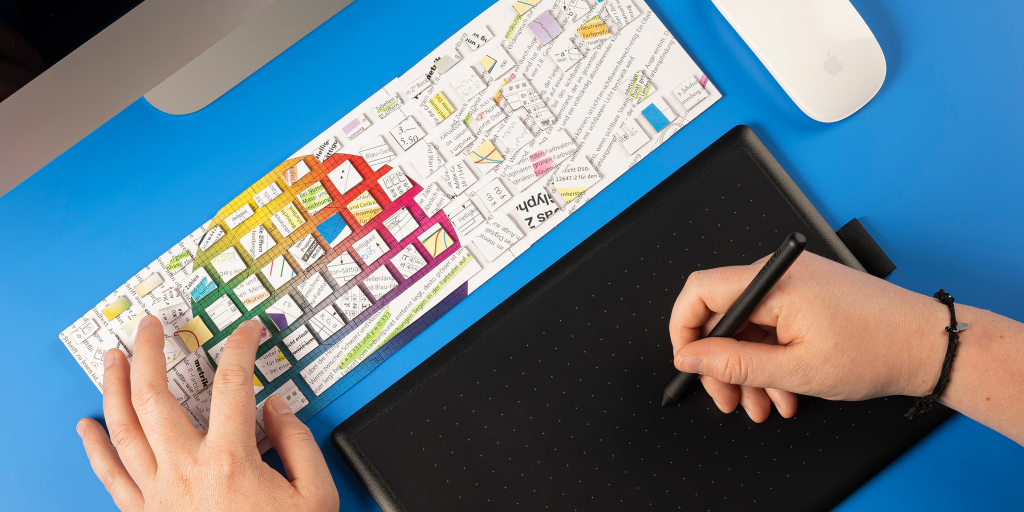 Une personne navigue sur une tablette et un clavier fabriqué à la main