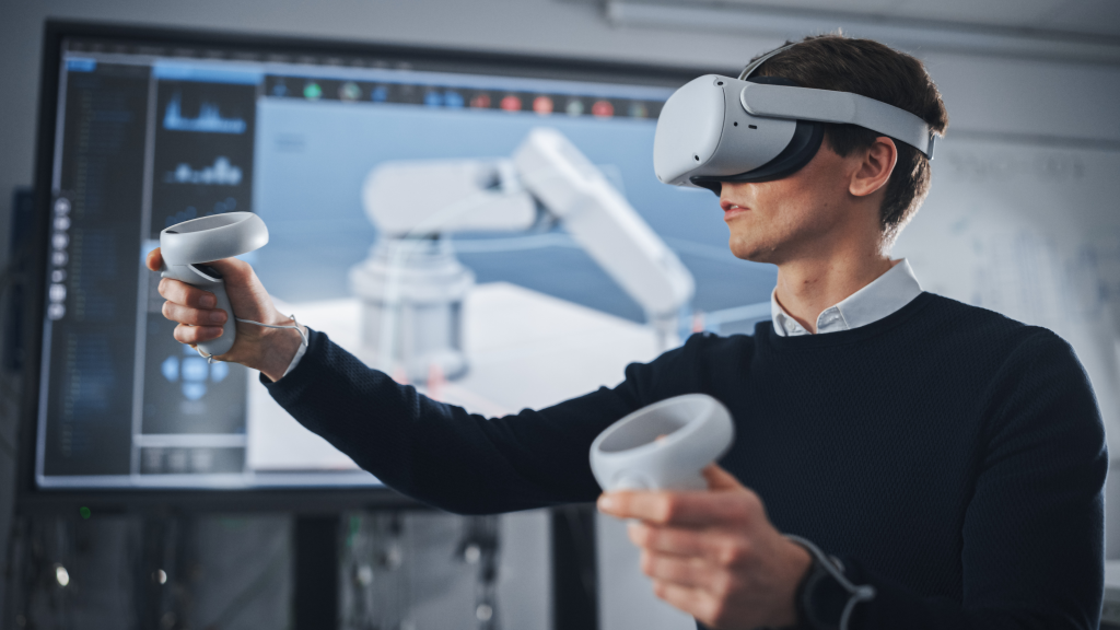 Élève ingénieur portant un casque de réalité virtuelle, tenant des manettes de jeu et contrôlant un membre bionique pendant que des actions sont affichées à l'écran
